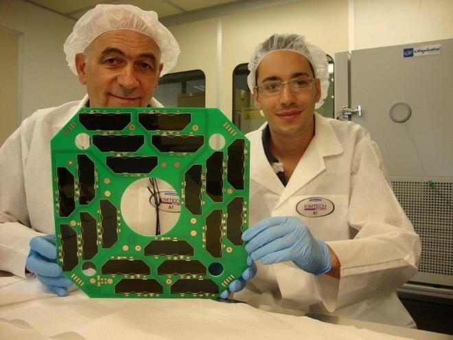 Il pannello solare a basso costo in orbita con il satellite 
