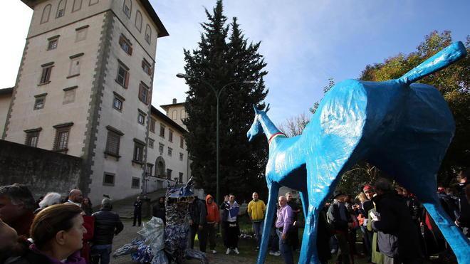 Un cavallo gigante per chiedere la chiusura dell’Opg