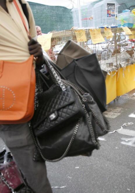 Appello degli Amici «Venditori abusivi: si applichi la legge» 