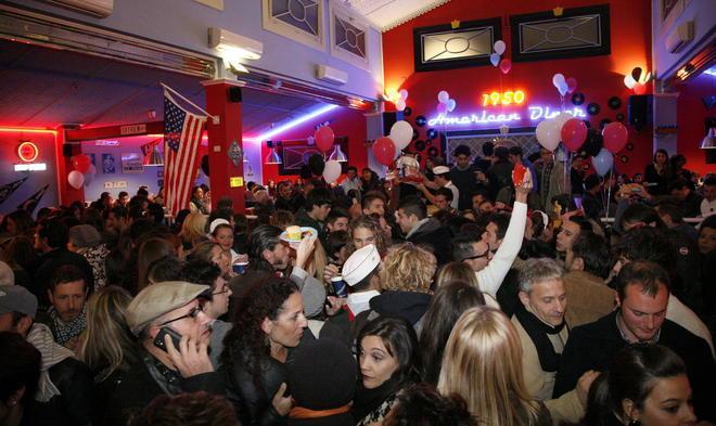 In tremila all’inaugurazione del fast food anni Cinquanta 