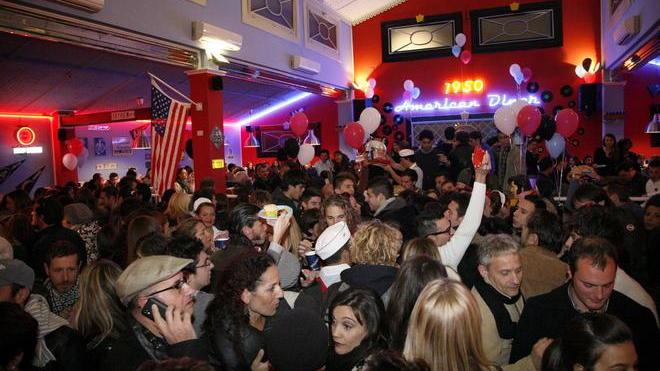 In tremila all’inaugurazione del fast food anni Cinquanta