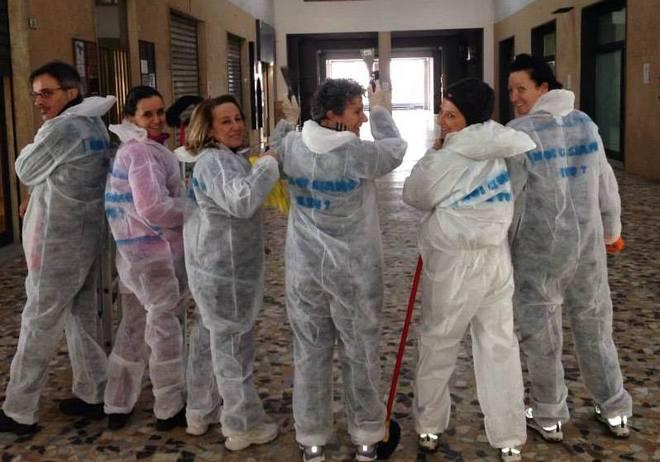 Marciapiedi sporchi? A lavarli ci pensano i commercianti 