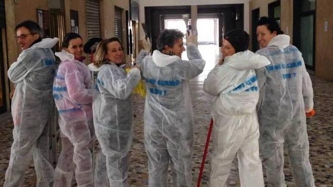 Marciapiedi sporchi? A lavarli ci pensano i commercianti