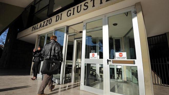 Sotto accusa per pali gettati su una coppia