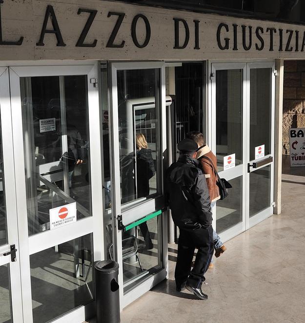 Badante a giudizio per circonvenzione Sospetti su un prelievo da 17mila euro