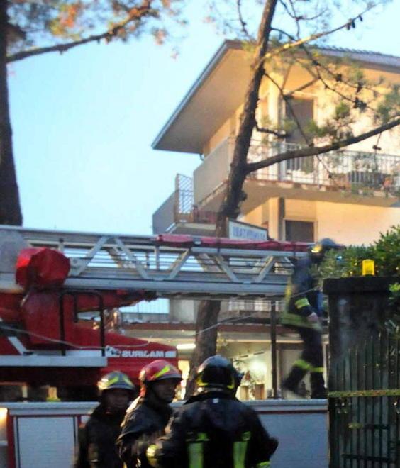 Alberi pesanti finiscono sui fili elettrici Traffico in tilt