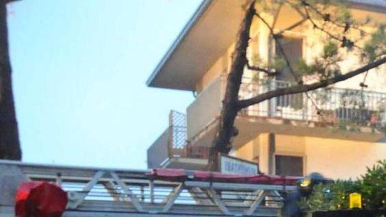 Alberi pesanti finiscono sui fili elettrici Traffico in tilt