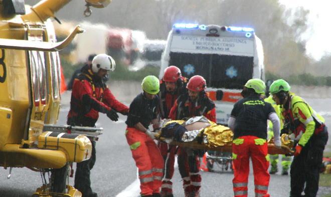 Auto contro un camion, tre feriti: uno incastrato 