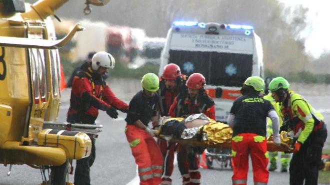 Auto contro un camion, tre feriti: uno incastrato