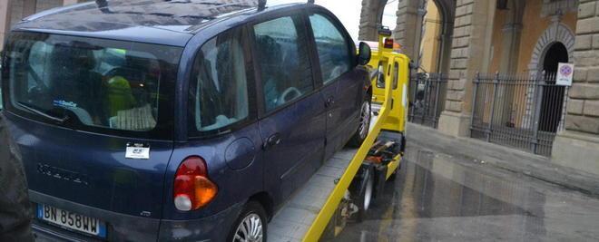 Scontro fra auto e bus caos davanti al Comune 