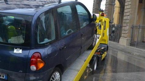 Scontro fra auto e bus caos davanti al Comune