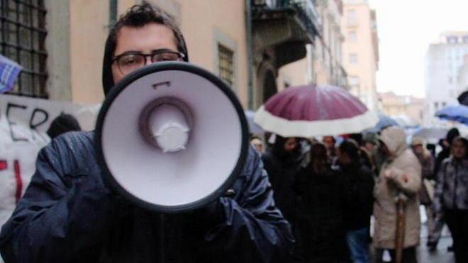 In cento invadono l’Ufficio Casa: «Censite quelle sfitte»
