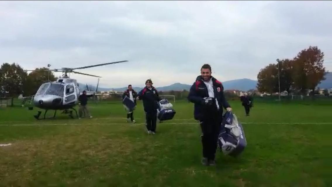 Per giocare la partita arrivano in elicottero 