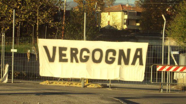 Sottopasso sequestrato, uno striscione per dire che è una vergogna