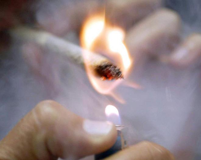 Fuma uno spinello fuori dalla scuola: studente denunciato per spaccio 