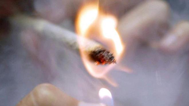 Fuma uno spinello fuori dalla scuola: studente denunciato per spaccio