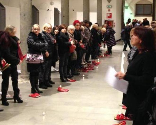 Scarpe rosse, letture dei nomi delle vittime e musica di violino 