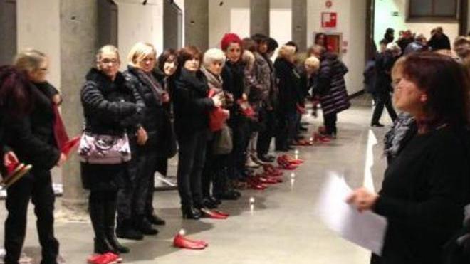 Scarpe rosse, letture dei nomi delle vittime e musica di violino