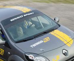 Cineoperatore travolto dall’auto che sbanda nella prova di rally 