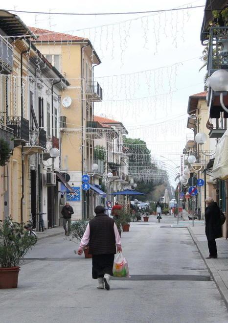 I negozianti di via Fratti premiano il presepe più bello