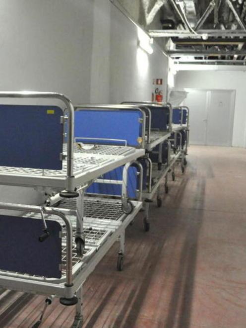 Giro nei sotterranei dell’ospedale tra letti, barelle e carrozzine 