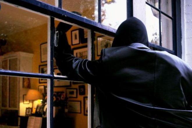 Vede il ladro fuggire dalla finestra
