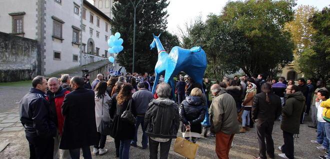 Per “chiudere” l’Opg arriva un gigantesco cavallo azzurro