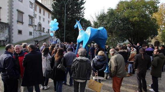 Per “chiudere” l’Opg arriva un gigantesco cavallo azzurro
