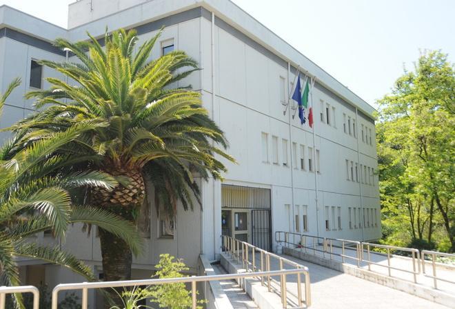 Il Municipio come una diga sul compluvio