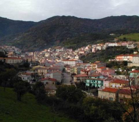 Un paese sopra un fiume tombato