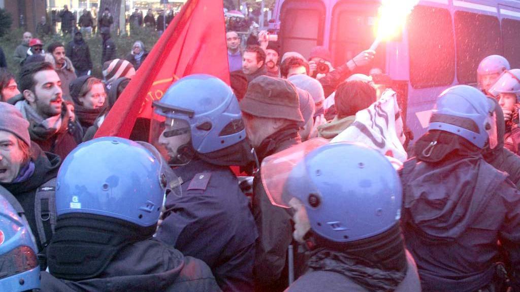 Massa, momenti di tensione al corteo antifascista