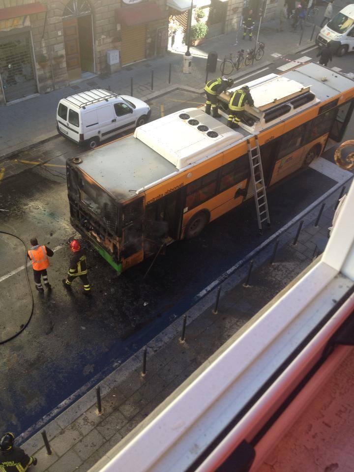 Autobus di linea a fuoco in via Magenta 