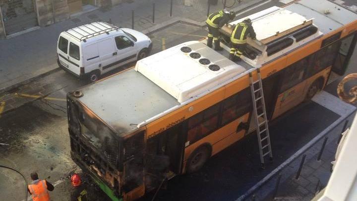 Autobus di linea a fuoco in via Magenta