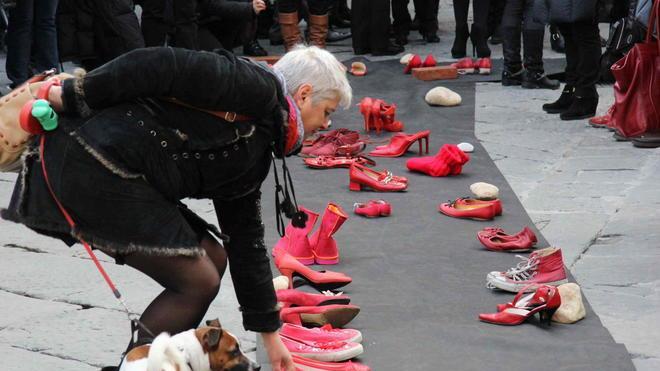 Femminicidio, i nomi delle vittime risuonano in piazza
