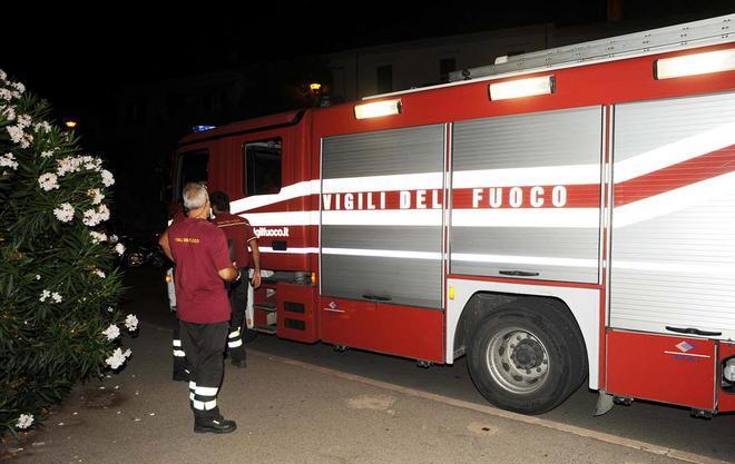 A fuoco due auto in sosta e un cassonetto 