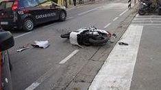 Scontro tra un ciclomotore e un’auto, migliorano le condizioni del ferito