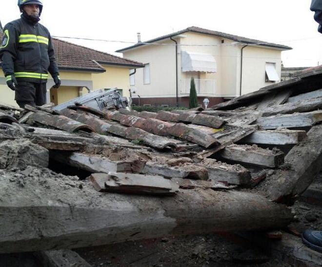 Crolla il tetto, illesi i proprietari che dormivano