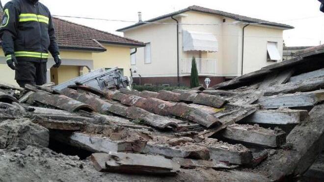 Crolla il tetto, illesi i proprietari che dormivano