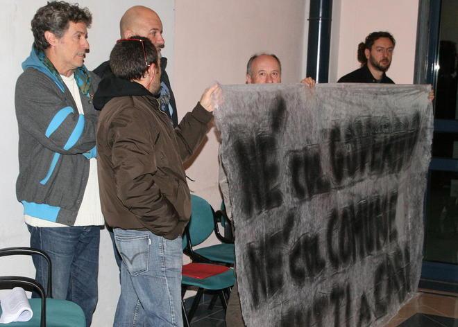 Attivisti M5s con gli striscioni