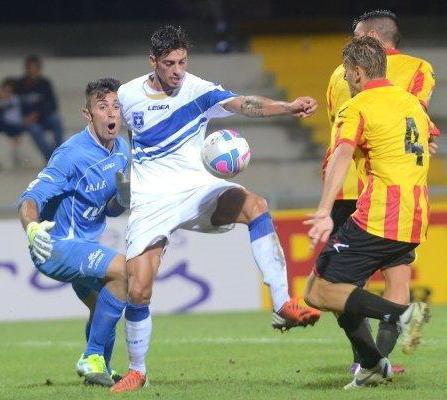Il tecnico Maurizi a rischio prova a far punti col 3-4-3 