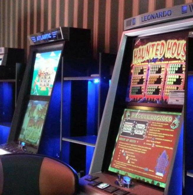 Armato di taglierino rapina la sala giochi 