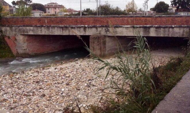 «Qui fanno ancora paura il ponte Fs e le sponde»