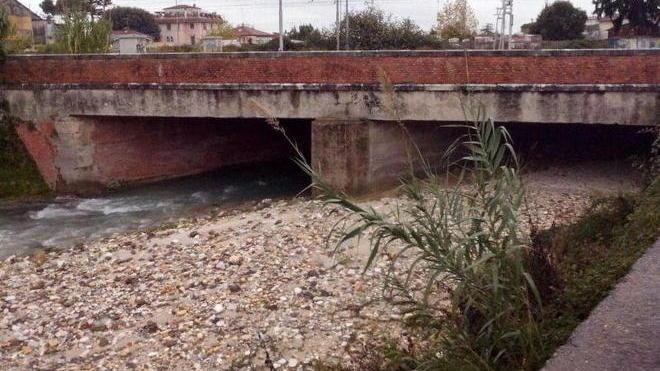 «Qui fanno ancora paura il ponte Fs e le sponde»