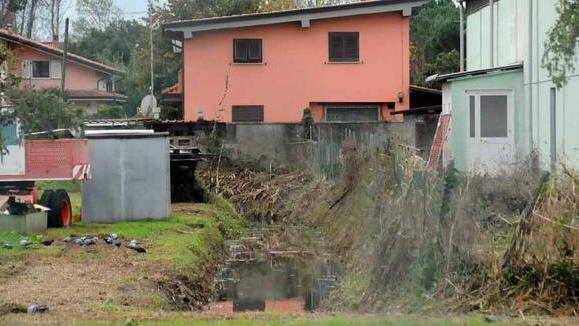 «Via il cemento dai fossi» Offensiva anti alluvioni