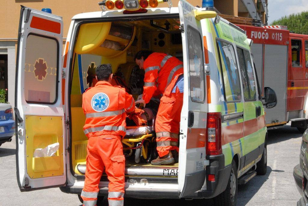 Investe una ciclista e si allontana 