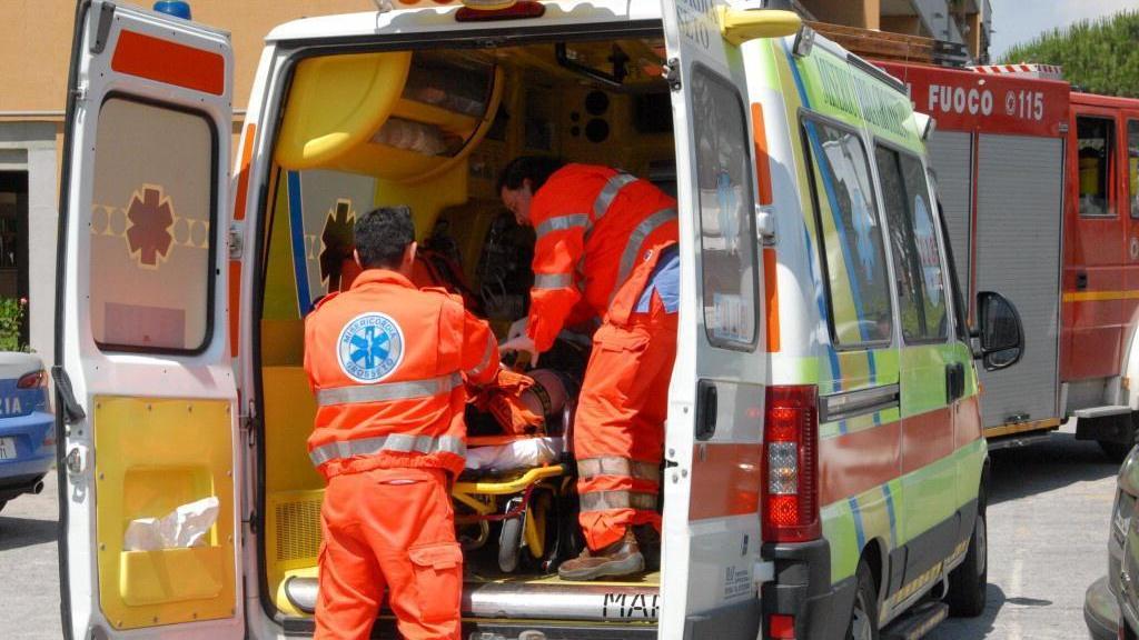 Investe una ciclista e si allontana