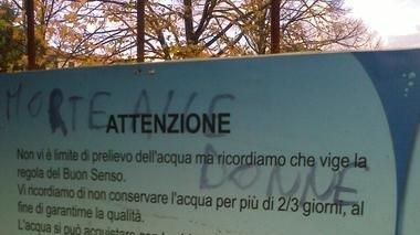 Scritta shock contro le donne ad un fontanello di Prato