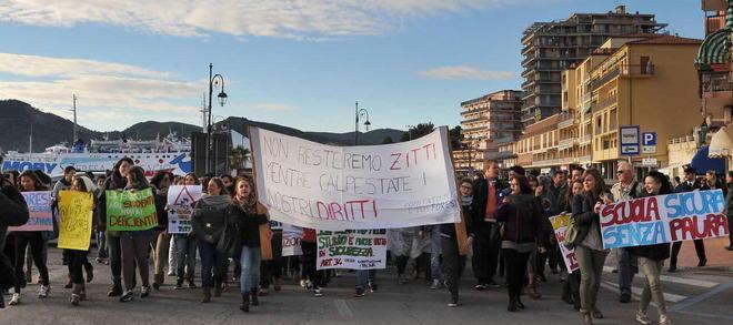 Foresi, la rabbia degli studenti per le sedi scolastiche fatiscenti 