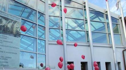 Centinaia di palloncini rossi per dire no al femminicidio