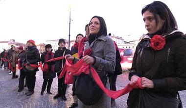 Femminicidio, flash mob sul Ponte di Mezzo 